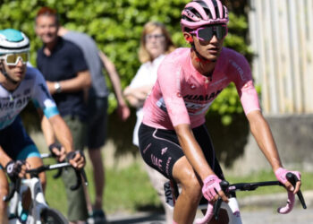 Isaac del Toro entrega la maglia rosa