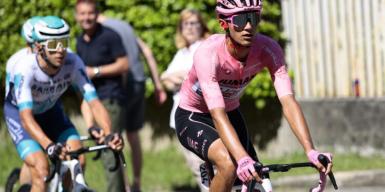 Isaac del Toro entrega la maglia rosa
