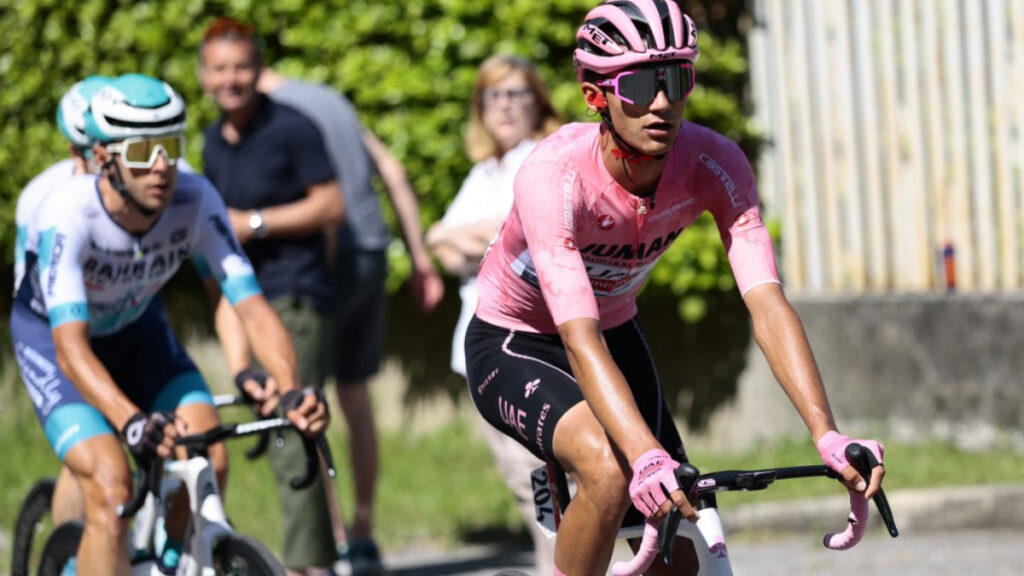 Isaac del Toro entrega la maglia rosa. Noticias en tiempo real