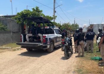 ¡Crimen a metros de una secundaria! Asesinan a balazos a empleado de Compartamos