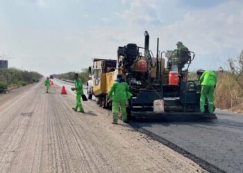 Renuevan carreteras en la Mixteca con recursos federales