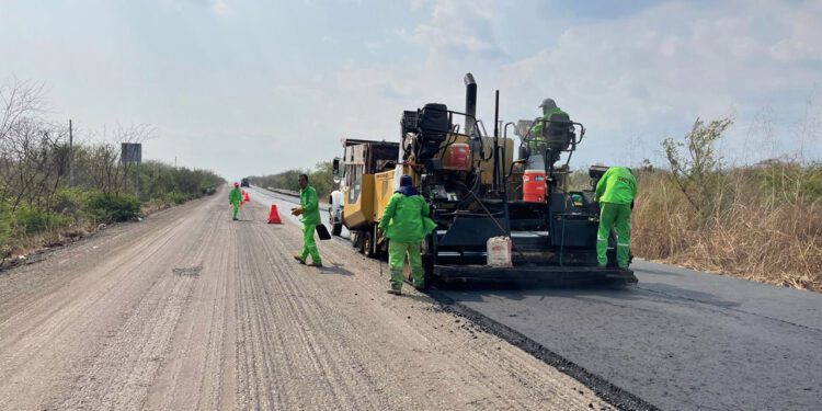 Renuevan carreteras en la Mixteca con recursos federales