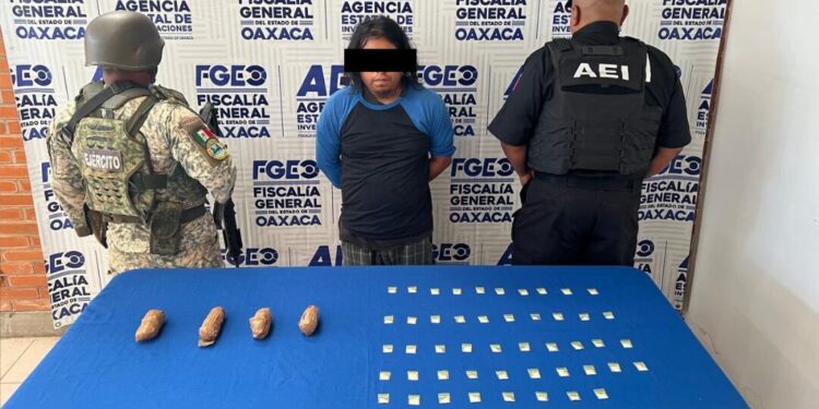 Desmantelan punto de venta de droga en Acatlán de Pérez Figueroa; detienen a un presunto narcomenudista