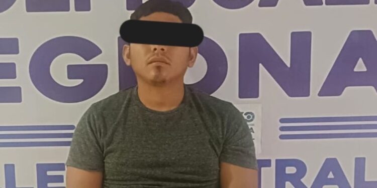 ¡Narco dentro del uniforme! Capturan a policía en Juchitán por narcomenudeo y portación ilegal de arma