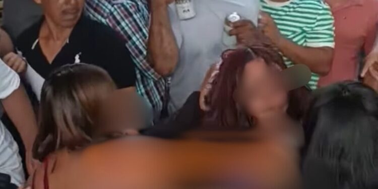 ¡Entre golpes y carcajadas! Pelea entre mujeres en jaripeo de Juchitán deja en evidencia la ausencia de autoridad