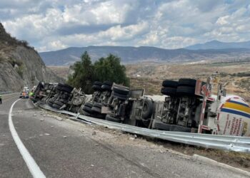 Volcadura de pipa en la Autopista Mitla–Tehuantepec reaviva debate sobre seguridad vial y exceso de Velocidad