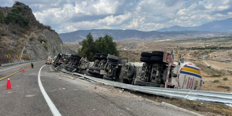 Volcadura de pipa en la Autopista Mitla–Tehuantepec reaviva debate sobre seguridad vial y exceso de Velocidad
