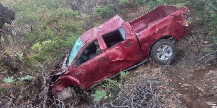 Accidente en la carretera Cuicatlán-Concepción Pápalo deja varios lesionados: camioneta volcó en Rancho Grande