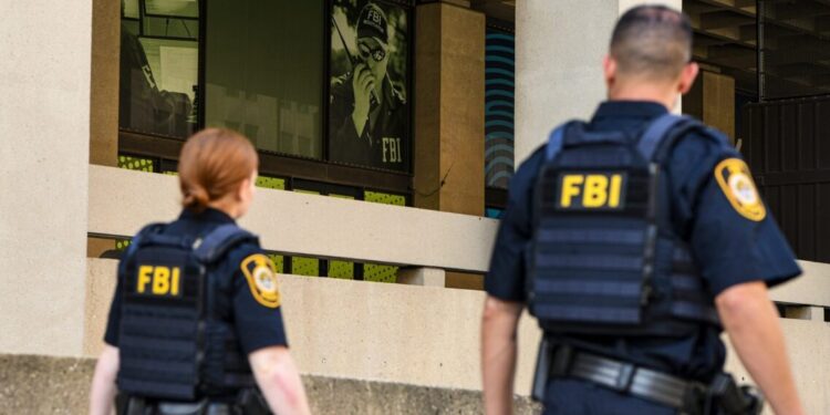 El Cártel de Sinaloa obtuvo registros telefónicos de un funcionario del FBI y usó las cámaras para ayudar a rastrear a los informantes de la agencia en 2018.