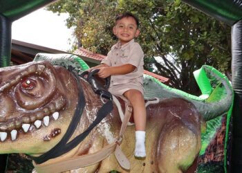 Fotos: cortesía // Luis David arriba del ‘toro mecánico’ con forma de dinosaurio.