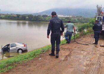 Aún se desconocen las razones por las que esta unidad de motor fue a dar al agua.