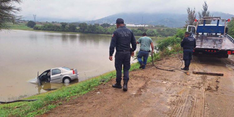 Aún se desconocen las razones por las que esta unidad de motor fue a dar al agua.