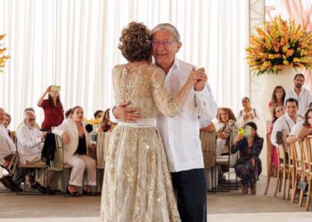 Carlos y Gaby bailaron, como hace 50 años, su canción “Como yo te amo”.