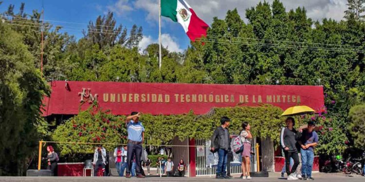 Buscan reforzar idioma inglés de universitarios con certificación de dicha universidad.