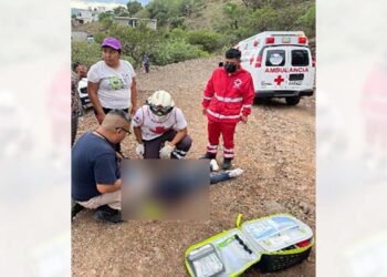 Corporaciones de emergencia auxilian al menor lesionado.