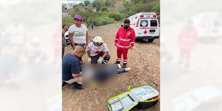 Corporaciones de emergencia auxilian al menor lesionado.