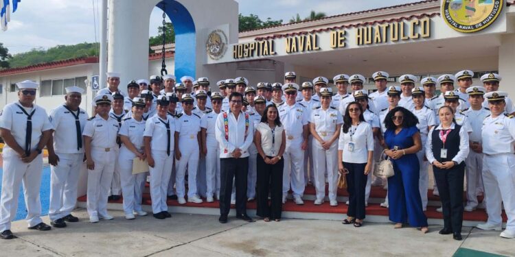 El personal del Hospital Naval de Huatulco festejó sus 25 años de servicio.