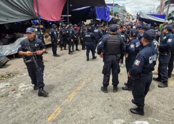 Fotos: Jesús Santiago // Elementos de la Policía Estatal y Municipal durante un operativo en Prolongación de Nuño del Mercado donde se registró un enfrentamiento entre organizaciones de transportistas y comerciantes semifijos.