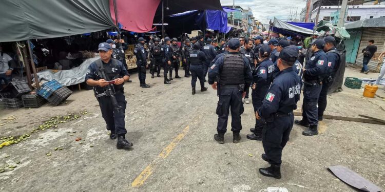 Fotos: Jesús Santiago // Elementos de la Policía Estatal y Municipal durante un operativo en Prolongación de Nuño del Mercado donde se registró un enfrentamiento entre organizaciones de transportistas y comerciantes semifijos.