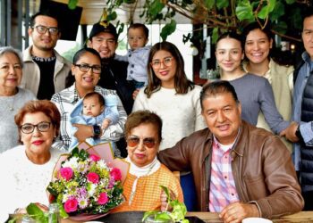Fotos: Rubén Morales // Elsy Tenorio se mostró muy feliz con la compañía de su familia en su día más importante.
