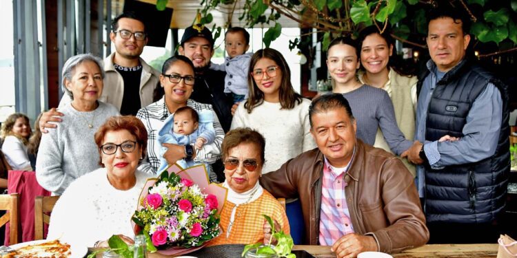 Fotos: Rubén Morales // Elsy Tenorio se mostró muy feliz con la compañía de su familia en su día más importante.