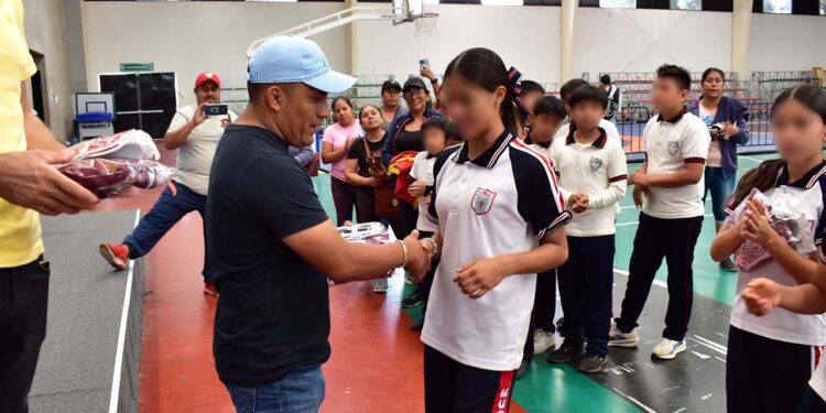 Fotos: Leobardo García Reyes // En mujeres está participando la primaria Francisco J. Mújica.