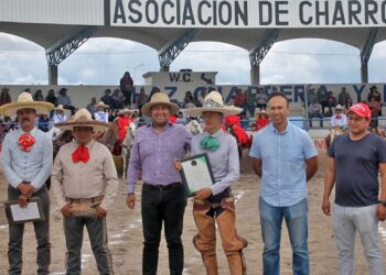 Entregaron un reconocimiento al joven charro, Luis Ángel López Gorostegui.