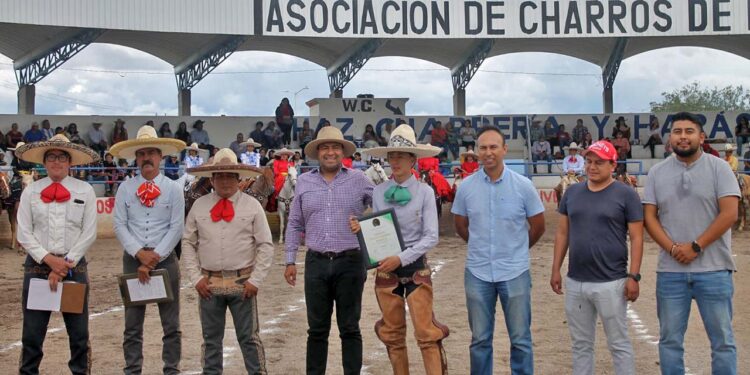 Entregaron un reconocimiento al joven charro, Luis Ángel López Gorostegui.