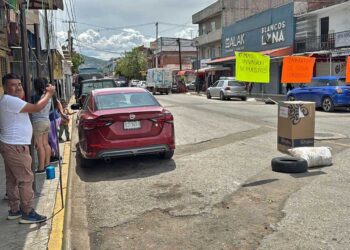Foto: Álvaro Cuitláhuac López// El domingo, habitantes de la colonia Arboleda bloquearon la calle Nuño del Mercado para denunciar la expansión de los puestos comerciales.