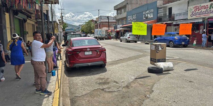 Foto: Álvaro Cuitláhuac López// El domingo, habitantes de la colonia Arboleda bloquearon la calle Nuño del Mercado para denunciar la expansión de los puestos comerciales.