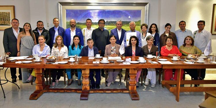 Fotos: Rubén Morales // Empresarios y Ejecutivos del Estado de Oaxaca A. C. realizaron su sesión ordinaria en un restaurante de esta ciudad.