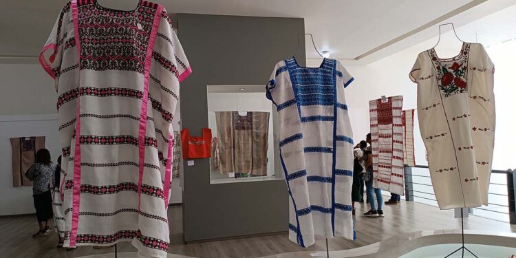 Fotos: Lisbeth Mejía Reyes // Es una muestra de más de 150 piezas textiles elaboradas en telar de cintura y con bordados.