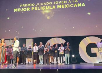La película también lo vincula con sus raíces maternas, pues su madre es originaria de esa comunidad.