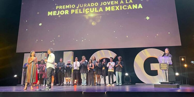 La película también lo vincula con sus raíces maternas, pues su madre es originaria de esa comunidad.