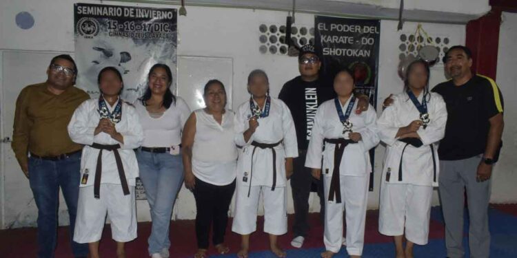 Las medallistas agradecieron el apoyo de sus padres de familia.