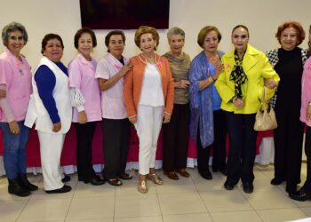 Fotos: Rubén Morales // Las integrantes de Grupo RETO acompañadas por las damas benefactoras.