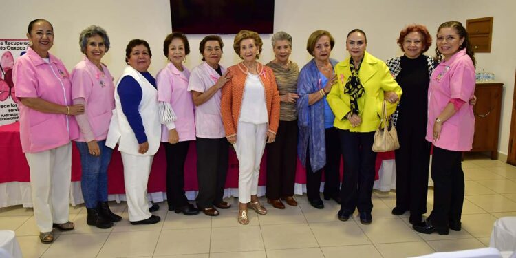 Fotos: Rubén Morales // Las integrantes de Grupo RETO acompañadas por las damas benefactoras.