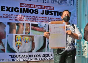 Foto: Archivo el Imparcial // Las y los padres de familia exigen justicia para sus hijos e hijas que resultaron con lesiones graves.