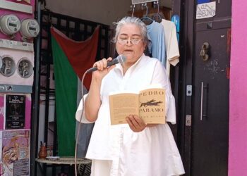 Foto: Lisbeth Mejía Reyes // Lectores de la ciudad de Oaxaca le rindieron este domingo un homenaje, a través de un maratón de lectura