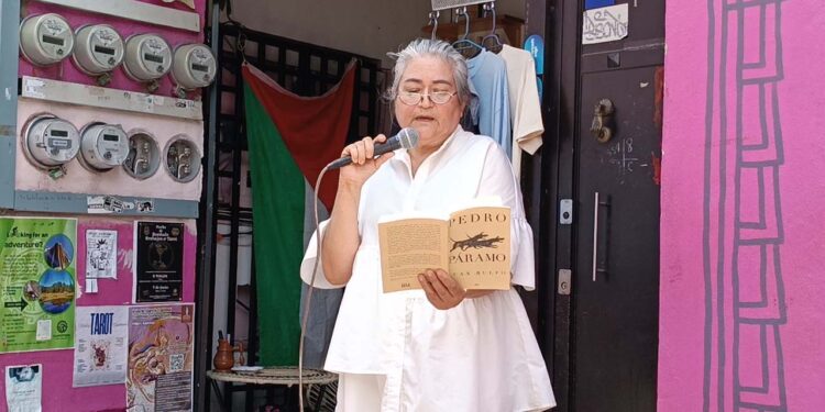 Foto: Lisbeth Mejía Reyes // Lectores de la ciudad de Oaxaca le rindieron este domingo un homenaje, a través de un maratón de lectura