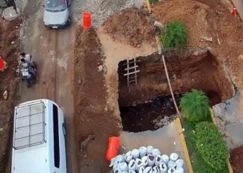 Los camiones de carga pesada se quedaron varados en el lugar por alrededor de 12 horas.