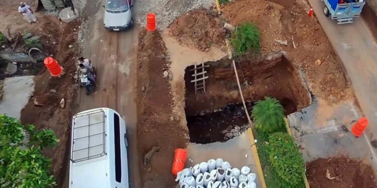 Los camiones de carga pesada se quedaron varados en el lugar por alrededor de 12 horas.