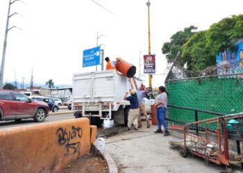 Foto: Adrián Gaytán // Los daños en el camino de Totolápam propician la demora en la operación de los recolectores.