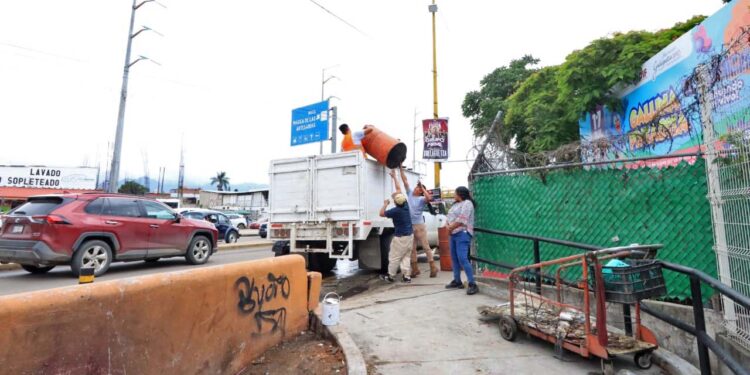 Foto: Adrián Gaytán // Los daños en el camino de Totolápam propician la demora en la operación de los recolectores.