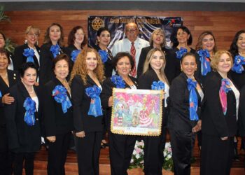 Fotos: Rubén Morales // Los integrantes del Club Rotario Guelaguetza y el galardonado.