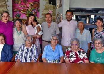 Fotos: Rubén Morales// María del Carmen Zárate, muy emocionada, disfrutó de cada momento junto a sus queridas amigas.