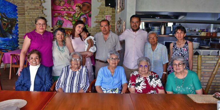 Fotos: Rubén Morales// María del Carmen Zárate, muy emocionada, disfrutó de cada momento junto a sus queridas amigas.