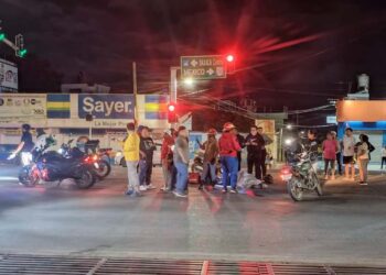 Presuntamente, dos motociclistas fueron atropellados por un automóvil que se dio a la fuga.