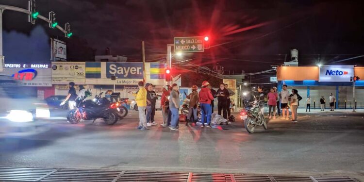 Presuntamente, dos motociclistas fueron atropellados por un automóvil que se dio a la fuga.