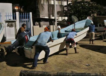 Foto: Jorge Luis Plata // Puerto Escondido en calma a las 23:00 horas de este martes. Pescadores se preparan ante el inminente impacto de Erick.